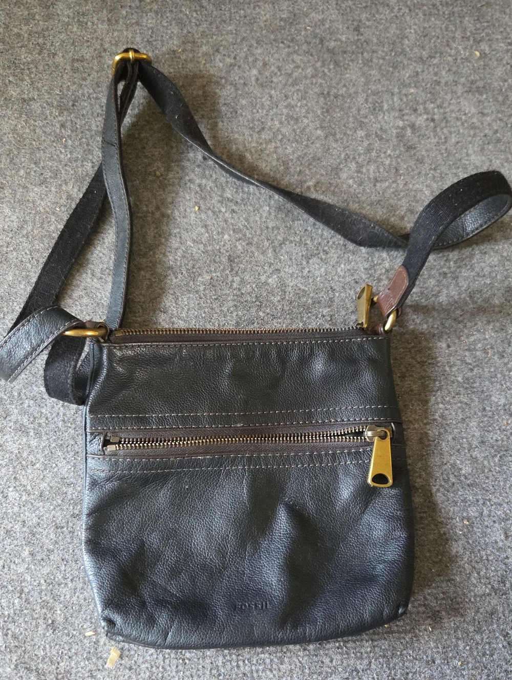 Fossil Black Leather Crossbody Bag with Front Zip Pocket